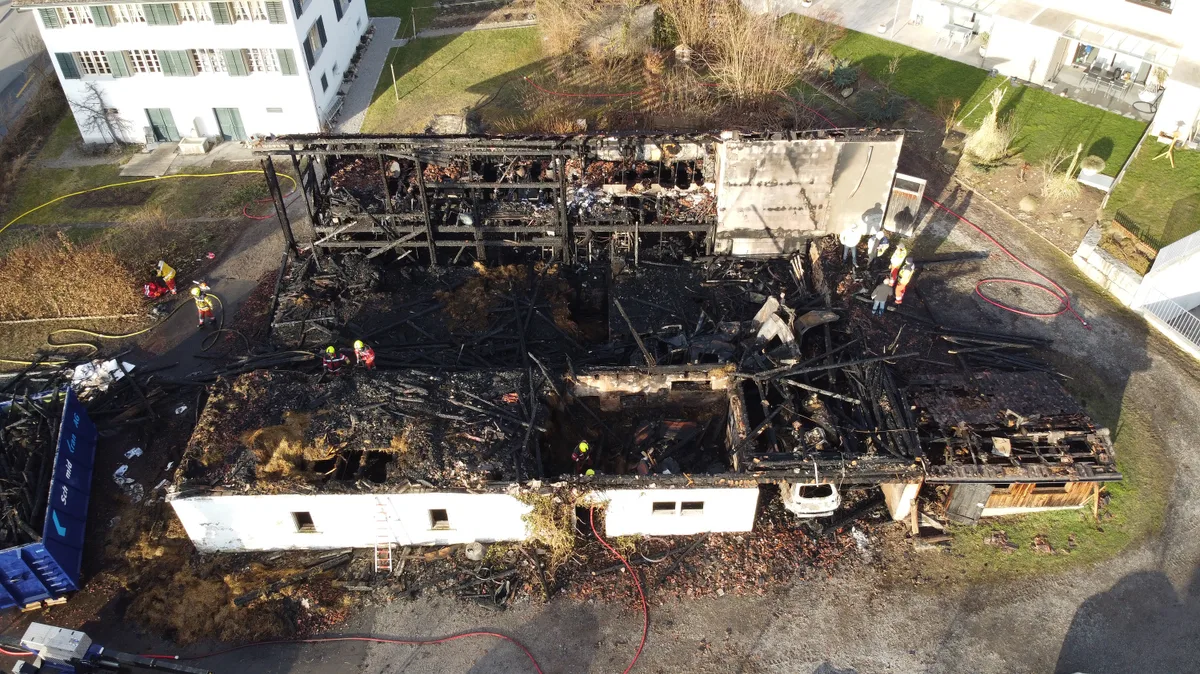 Die Löscharbeiten dauerten den ganzen Tag. Nach den Löscharbeiten durch den Tag.